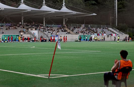 2025년 7월21일 저녁 서울 마포구 상암동 서울월드컵경기장 보조경기장에서 WK리그 서울시청(검은색 유니폼)과 인천 현대제철의 경기가 열리고 있다. 이종근 선임기자 root2@hani.co.kr