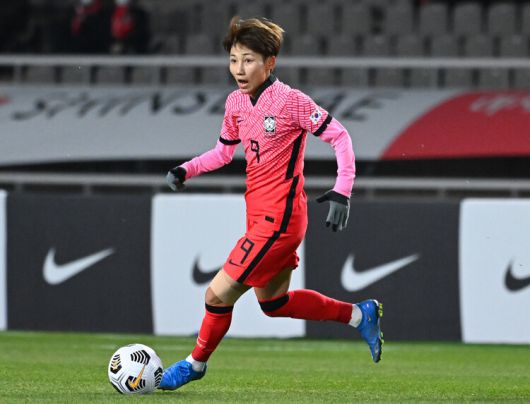 2021년 11월30일 경기도 고양종합운동장에서 열린 한국-뉴질랜드 여자축구 친선경기 2차전에서 여민지 선수가 드리블하고 있다. 연합뉴스