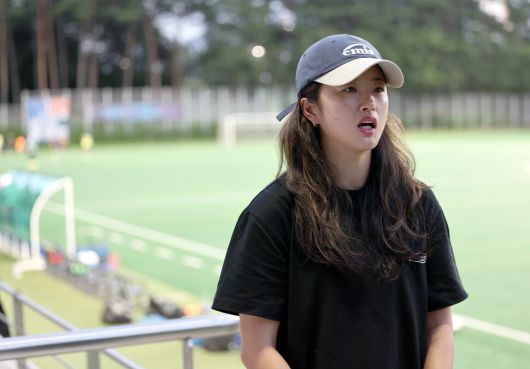 최유리 인천 현대제철 선수가 2025년 7월21일 저녁 서울 마포구 상암동 서울월드컵경기장 보조경기장에서 한겨레21과 인터뷰를 하고 있다. 이종근 선임기자 root2@hani.co.kr