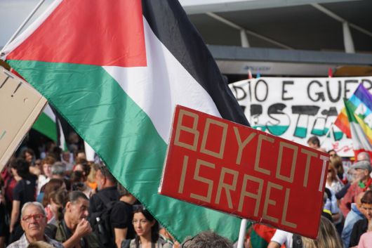 2025년 8월30일(현지 시각) 이탈리아 베니스에서 열린 제82회 베니스 영화제를 계기로 팔레스타인 지지 시위에 참가한 사람들의 모습. EPA 연합뉴스