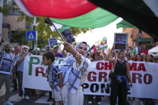 2025년 8월30일(현지 시각) 이탈리아 베니스 영화제 기간 중 가자지구 팔레스타인 주민들을 지지하는 행진에서 시위자들이 팔레스타인 국기와 현수막, 플래카드를 들고 있다. AP 연합뉴스