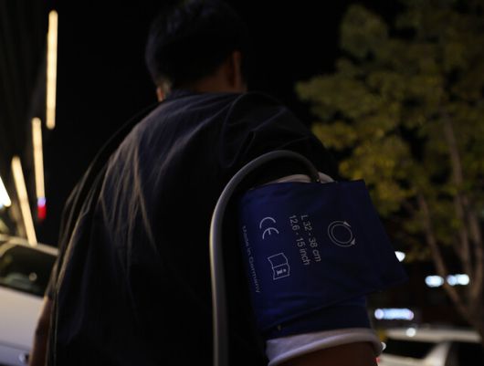 류석우 기자가 신체 변화 측정을 위해 착용한 24시간 활동혈압계. 커프는 팔에 착용했고, 단말기는 크로스백처럼 끈을 달아 어깨에 걸쳤다. 이종근 선임기자