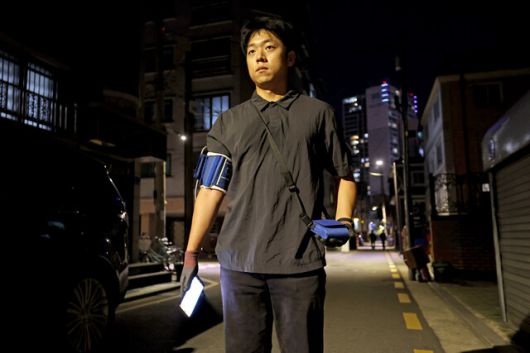 2025년 11월13일 서울 송파구 삼전동에서 류석우 기자가 배송 중 24시간 활동혈압계로 혈압을 측정하고 있다. 혈압은 30분마다 기기에서 신호가 울리면 그 자리에서 멈춰 1분 정도 안정을 취한 뒤 측정했다. 이종근 선임기자