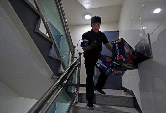 류석우 기자가 한 다세대주택에서 쿠팡 프레시백을 회수하고 있다. 프레시백은 배송 물품이 있는 곳에서 회수하면 건당 100원, 배송 물품 없이 단독으로 회수하면 건당 200원이다. 이종근 선임기자 root2@hani.co.kr