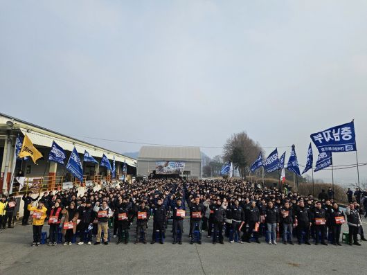 2026년 1월15일 충남 세종 한국GM세종물류센터 수출 출하장에서 해고당한 지엠부품물류지회 조합원들과 금속노조 조합원들이 ‘원청 교섭권 쟁취’를 외치며 결의대회를 하고 있다. 지엠부품물류지회 제공