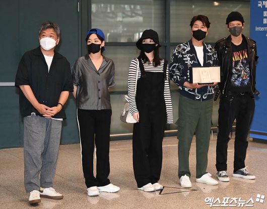 '브로커' 송강호→이지은, 칸 트로피와 귀국 후 국내 일정 '스타트' [종합] : Zum 뉴스