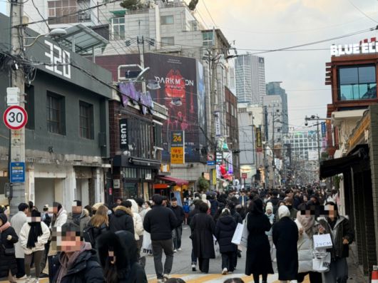 10일 오후 5시가 가까워지자 서울 성동구 연무장길 도로는 사람이 가득찼다. /사진=민수정 기자.