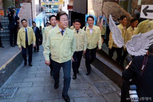 [서울=뉴시스] 고범준 기자 = 이재명 대통령이 12일 서울 용산구 이태원 참사 현장 '10·29 기억과 안전의 길'을 둘러보고 있다. (대통령실통신사진기자단) 2025.06.12. bjko@newsis.com /사진=