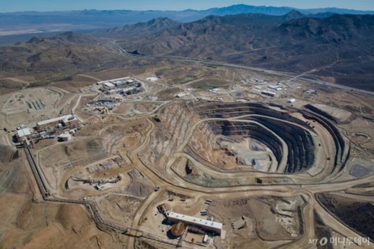 [AP/뉴시스]미 캘리포니아주 모하비 사막에 있는 마운틴 패스 광산의 희토류 광산의 2024년 항공사진 모습. 도널드 트럼프 미 대통령의 높은 관세 부과에 맞서 중국이 희토류 광물 수출 제한 조치를 취하자 미국에서 새로운 희토류 채굴 광산을 늘리려는 움직임이 부산해지고 있다. 2025.04.18. /사진=유세진