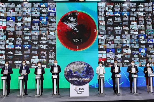 [서울=뉴시스]고승민 기자 = 24일 오후 서울 동대문디자인플라자에서 열린 '2021 P4G 서울 녹색미래 정상회의 특별세션'에서 반기문(오른쪽 다섯번째) 글로벌 녹색성장기구 의장 등 전국 243개 지자체들이 온-오프라인으로 참여해 '2050 탄소중립 선언' 퍼포먼스를 하고 있다. P4G는 녹색성장 및 글로벌 목표 2030을 위한 글로벌 협의체다. (사진=행정안전부 제공) 2021.05.24. photo@newsis.com  *재판매 및 DB 금지