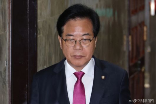 (서울=뉴스1) 이광호 기자 = 송언석 국민의힘 비상대책위원장 겸 원내대표가 7일 오전 서울 여의도 국회에서 상임위 간사들과 비공개 회의를 마친뒤 이동하고 있다.   2025.7.7/뉴스1  Copyright (C) 뉴스1. All rights reserved. 무단 전재 및 재배포,  AI학습 이용 금지. /사진=(서울=뉴스1) 이광호 기자