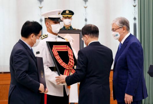 [서울=뉴시스] 전진환 기자 =  문재인 대통령이 17일 청와대에서 열린 고 홍범도 장군 훈장 추서식에서 홍범도장군기념사업회 우원식 이사장에게 건국훈장 대한민국장을 추서하고 의장병이 들고 있는 추서판에 부장을 걸어주고 있다. 2021.08.17. amin2@newsis.com