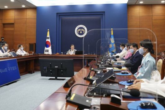 [서울=뉴시스 김진아 기자 = 문재인 대통령이 12일 오전 청와대 여민관 영상회의실에서 열린 국무회의에서 가을 한복문화주간을 맞아 한복을 입고 발언을 하고 있다. 2021.10.12.