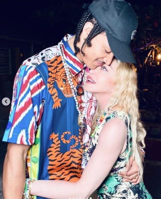 가수 마돈나가 35살 연하 남자친구인 안무가 알라마릭 윌리엄스 품에 안긴 모습./사진=마돈나 인스타그램