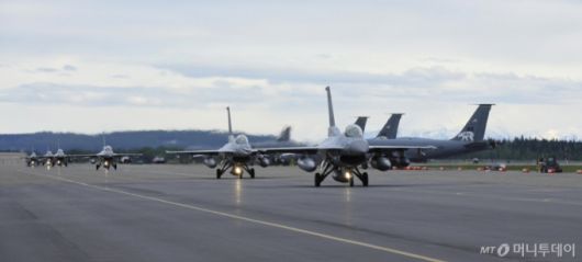 공군이 지난 5일 레드플래그 훈련 참가를 위해 KF-16 편대가 미국 알래스카주 아일슨 공군기지로 출발했다고 밝혔다. 사진은 지난 4일(현지 시간) 미국 알래스카주 아일슨 기지에 무사히 착륙한 KF-16 편대가 미리 도착한 본대의 환호를 받고 있다. / 사진=공군