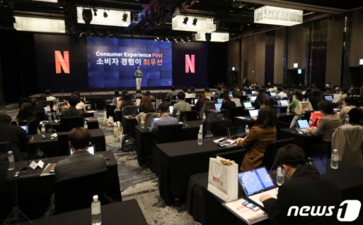 (서울=뉴스1) 안은나 기자 = 딘 가필드(Dean Garfield) 넷플릭스 정책총괄 부사장이 4일 서울 종로구 JW메리어트 동대문스퀘어에서 열린 미디어 오픈 토크에서 인사말을 하고 있다. 2021.11.4/뉴스1