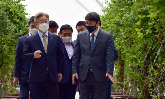 이재명 경기도지사가 이달 2일 오후 전남 목포시 김대중노벨평화상기념관을 방문해 김대중 전 대통령을 상징하는 인동초길을 걷고 있다. / 사진제공=뉴시스