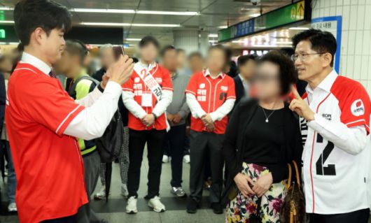 김용태(왼쪽) 국민의힘 공동선거대책위원장이 15일 오전 서울 구로구 신도림역에서 김문수 대통령 후보와 시민의 인증샷을 찍어주고 있다./사진=뉴스1