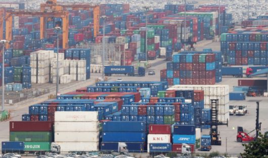 경기 평택시 포승읍 평택항에 수출용 컨테이너들이 세워져 있는 모습. 2025.7.8/뉴스1  Copyright (C) 뉴스1. All rights reserved. 무단 전재 및 재배포,  AI학습 이용 금지. /사진=뉴스1