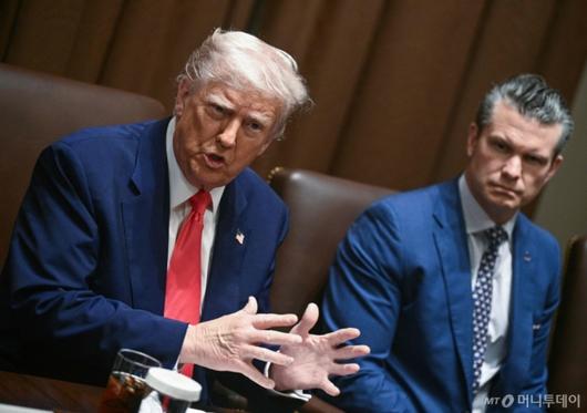 도널드 트럼프 미국 대통령이 지난 4월10일(현지시간) 워싱턴 백악관에서 열린 각료회의에서 “시진핑 중국 국가주석을 매우 존중한다. 양국 모두에게 매우 좋은 결과로 끝날 수 있게 중국과 합의를 할 수 있기를 바란다”고 밝혔다. 트럼프 대통령 옆에는 피트 헤그세스 미국 국방부 장관. / AFP=뉴스1
