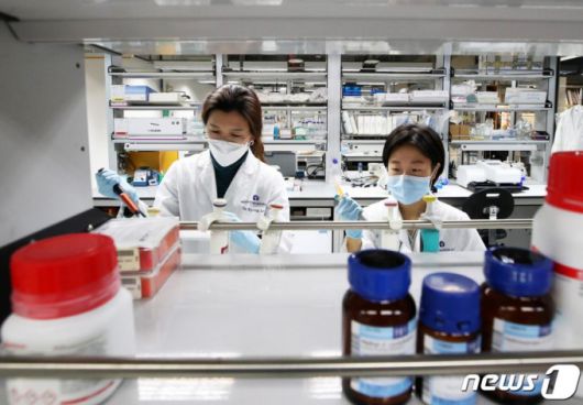 (성남=뉴스1) 조태형 기자 = 28일 오후 경기도 성남시 한국파스퇴르연구소에서 연구원들이 신종 코로나바이러스 감염증(코로나19) 치료제 개발 연구를 하고 있다. 2020.2.28/뉴스1