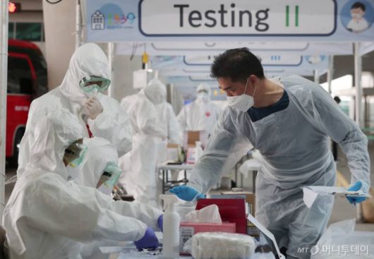 26일 오후 인천국제공항 2터미널 옥외공간에 설치된 개방형 선별진료소(오픈 워킹스루형·Open Walking Thru)에서 의료진들이 외국인 입국자들을 진료하기 위해 분주히 움직이고 있다. / 사진=김창현 기자 chmt@