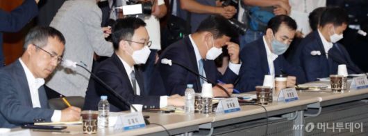 5일 서울 여의도 한국거래소에서 열린 '미래전환 K-뉴딜위원회 뉴딜펀드 정책간담회'에서 참석자들이 이해찬 더불어민주당 대표의 모두발언을 듣고 있다. / 사진=이기범 기자 leekb@