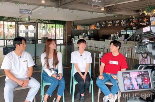 지난달 28일 경기 용인 에버랜드 내부에서 '티타남' 채널과 인터뷰를 하고 있다. /사진=김소영 기자