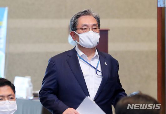 [서울=뉴시스]배훈식 기자 = 사의를 표명한 노영민 대통령 비서실장이 10일 청와대 여민관에서 열린 수석 보좌관 회의에 참석하고 있다. 2020.08.10.   dahora83@newsis.com