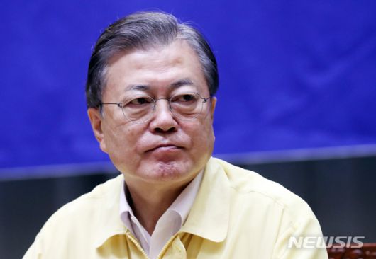 [서울=뉴시스]박영태 기자 = 문재인 대통령이 21일 서울 중구 서울시청에서 열린 신종 코로나바이러스 감염증(코로나19) 서울시 방역 강화 긴급점검 회의에 참석해 발언을 끝내고 굳은 표정을 하고 있다. 2020.08.21.  since1999@newsis.com