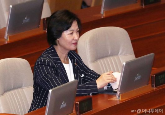 추미애 법무부 장관이 30일 오후 서울 여의도 국회에서 열린 본회의에 참석해 있다. / 사진=김휘선 기자 hwijpg@