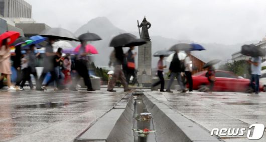 제8호 태풍 '바비'의 영향으로 비가 내린 27일 오전 서울 세종대로 광화문광장 인근에서 우산을 쓴 시민들이 출근길 발걸음을 재촉하고 있다. 2020.8.27/사진 = 뉴스 1