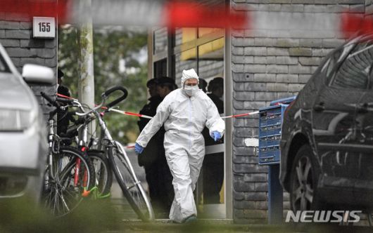 [졸링겐(독일)=AP/뉴시스]1∼8세의 어린이 5명의 시신이 발견된 독일 졸링겐의 한 아파트에서 3일(현지시간) 경찰이 조사를 벌이고 있다.