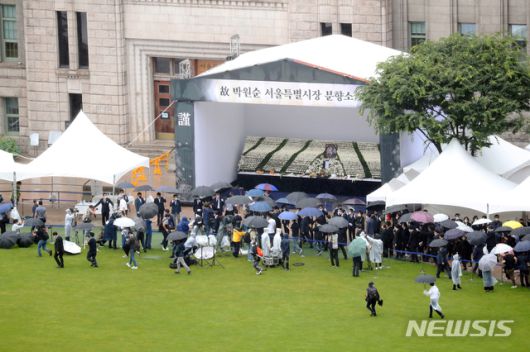 [서울=뉴시스]고승민 기자 = 고 박원순 서울특별시장의 영현이 13일 서울시청에서 영결식을 마친 후 서울추모공원으로 봉송되고 있다. 2020.07.13.  photo@newsis.com