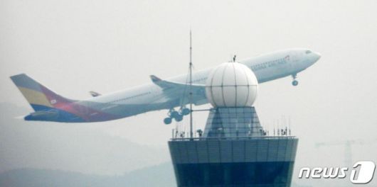 (인천공항=뉴스1) 정진욱 기자 = 9개월 넘게 이어진 HDC현대산업개발의 아시아나항공 '노딜(매각 무산)' 선언이 11일 나온다.산업은행 등 채권단은 이날 계약 해지 통보 직후 아시아나항공에 대한 기간산업안정기금(기안기금) 지원 등을 확정할 예정이다. 아시아나항공은 채권단 관리 체제로 전환한다. 산업은행과 수출입은행 등 채권단이 보유한 영구채 8000억원은 주식으로 전환될 예정이다. 산은 등 채권단이 아시아나항공 지분 37%를 보유한 최대주주가 된다. 사진은 11일 인천국제공항의 아시아나 항공기 모습. 2020.9.11/뉴스1