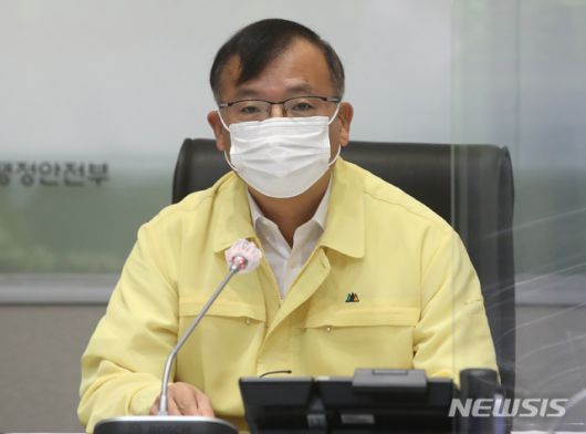 [서울=뉴시스]김명원 기자 = 강도태 중앙재난안전대책본부 1총괄조정관(보건복지부 2차관)이 17일 오전 서울 종로구 정부서울청사에서 열린 코로나19 중앙재난안전대책본부(중대본) 회의에 참석해 발언하고 있다. 2020.09.17.   kmx1105@newsis.com