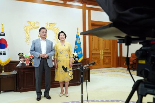 [서울=뉴시스]문재인 대통령과 김정숙 여사가 지난달 29일 청와대 집무실에서 어린이 날 기념 영상메시지를 촬영하고 있다.(사진=청와대 제공) 2020.5.5  photo@newsis.com