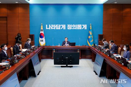 [서울=뉴시스]박영태 기자 = 문재인 대통령이 28일 오후 청와대 여민관에서 열린 수석·보좌관회의에 참석해 모두발언을 하고 있다. 2020.09.28.   since1999@newsis.com