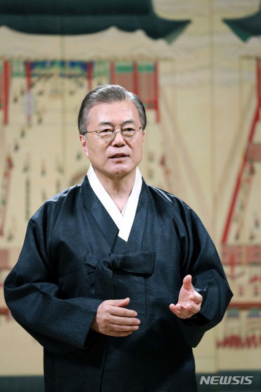 【서울=뉴시스】문재인 대통령이 지난 10일 청와대 본관에서 추석 명절을 앞두고 국민에게 명절 인사를 전하고 있다. 2019.09.11. (사진=청와대 제공)   photo@newsis.com