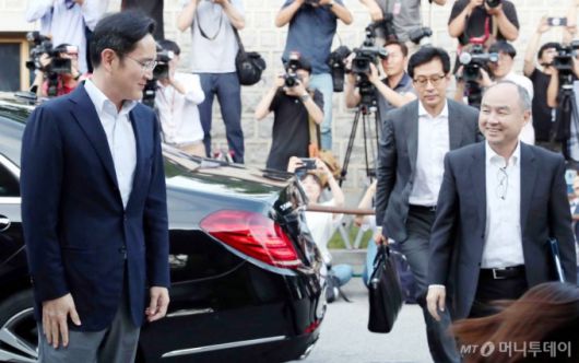 이재용 삼성전자 부회장과 손정의 일본 소프트뱅크 회장이 2019년 7월4일 오후 서울 성북구 한국가구박물관에서 국내 기업 총수들과의 만찬 회동을 위해 함께 이동하고 있다. /사진=이기범 기자