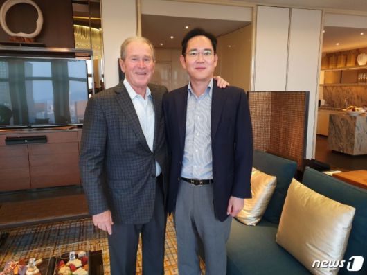 이재용 삼성전자 부회장이 2019년 5월22일 서울 광화문 한 호텔에서 방한 중인 조지 부시 전 미국 대통령과 단독면담을 했다. /사진제공=삼성전자