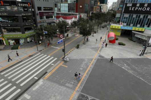 주요 대학들이 비대면 2학기 개강을 한 지난 1일 서울 서대문구 신촌 대학가 일대가 한산한 모습을 보이고 있다./사진=뉴시스