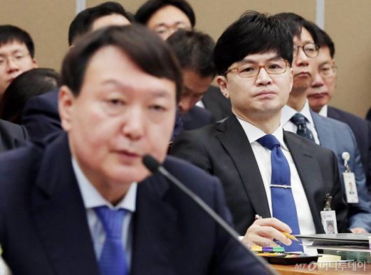 한동훈 반부패 강력부장이 17일 서울 서초구 대검찰청에서 열린 국회 법제사법위원회의 대검찰청에 대한 국정감사에서 의원들을 바라보고 있다. / 사진=김창현 기자 chmt@