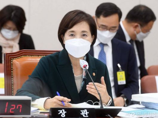 유은혜 교육부 장관이 7일 서울 여의도 국회에서 열린 교육위원회 국정감사에서 질의에 답변하고 있다. / 사진=이기범 기자 leekb@