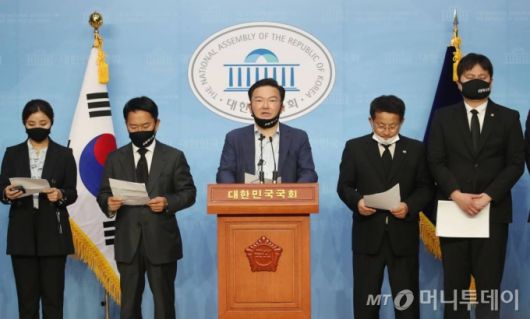 민경욱 전 미래통합당 의원이 30일 오후 서울 여의도 국회 소통관에서 대법원에 수개표 실시를 촉구하는 기자회견을 하고 있다.  2020.06.30. /사진제공=뉴시스