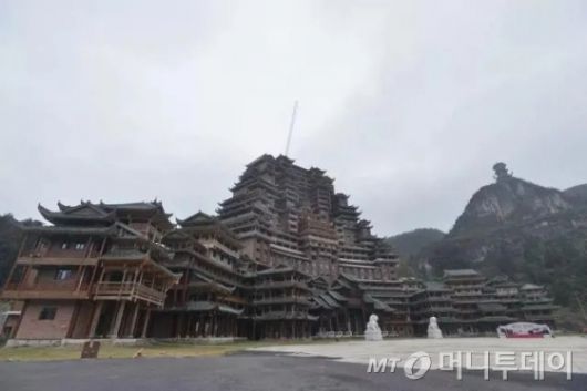 구이저우(貴州)성 두산(獨山)현의 99.9ｍ짜리 수이쓰러우(水司樓)