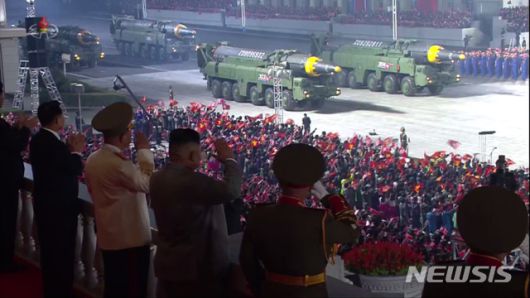 [서울=뉴시스 북한 조선중앙TV가 10일 오전 0시부터 평양 김일성광장에서 열린 '조선노동당 창건 75주년 기념 열병식'중 IRBM(중장거리탄도미사일)인 화성-12형의 모습을 11일 오전 녹화 중계방송하고 있다.  (사진= 조선중앙TV 캡처)  2020.10.11.   photo@newsis.com