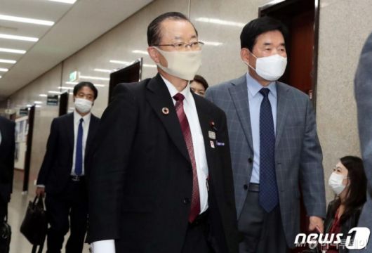 (서울=뉴스1) 신웅수 기자 = 가와무라 다케오 일한의원연맹 간사장이 18일 오후 서울 여의도 국회에서 이낙연 더불어민주당 대표와 비공개 면담을 하기 위해 김진표 의원의 안내를 받아 당대표실로 향하고 있다. 2020.10.18/뉴스1