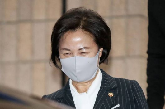 추미애 법무부 장관이 15일 오후 경기 과천 법무부 청사에서 업무를 마친 후 퇴근하고 있다. / 사진=뉴시스