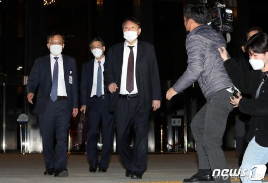 (서울=뉴스1) 박세연 기자 = 윤석열 검찰총장이 23일 서울 여의도 국회에서 열린 법제사법위원회의 대검찰청에 대한 국정감사를 마치고 국회를 나서고 있다. 2020.10.23/뉴스1